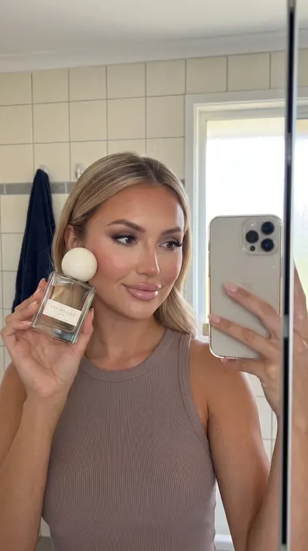 Halden Vey ad: a customer holding the bottle in a mirror selfie